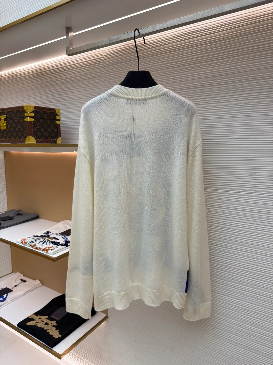 LOUIS VUITTON Portrait Grimace Jacquard Sweater ●Original version: 13100 purchase and development ●Item number: 1681807-B50 ●Fabric: wool blended fabric ●Technology: jacquard knitting ●Color: off-white ●Version: fitted version ●Weight: about 470 grams ●Size: XS-S-M-L ●Description: This human face jacquard sweater is made of 12-needle high-density worsted wool blend yarn, with a soft and crisp texture. The main face pattern uses intarsia jacquard technology, and is precisely interwoven with multi-color yarns such as black, blue, and green. There are no floating lines on the edges of the pattern, and the color levels are clear and not easy to fall off. The collar, cuffs and hem are all made of ribbed edge technology, which has excellent elasticity and will not deform after long-term wear. The seams on the body are double-needle seamed, and the details are reinforced and durable; the shoulders are made of seamless weaving technology, so there are no indentations and a better fit when worn. The overall shape is adapted to various body shapes through three-dimensional tailoring, and the manual measurement error is controlled within ±3cm, taking into account both design and practical wearability. The overall wiring is straight and delicate, the fabric is comfortable and soft, and the color is consistent without color difference. It can be matched with the same style to create a fashionable look and control various occasions. Customized accessories, complete with three standards, same style for men and women!